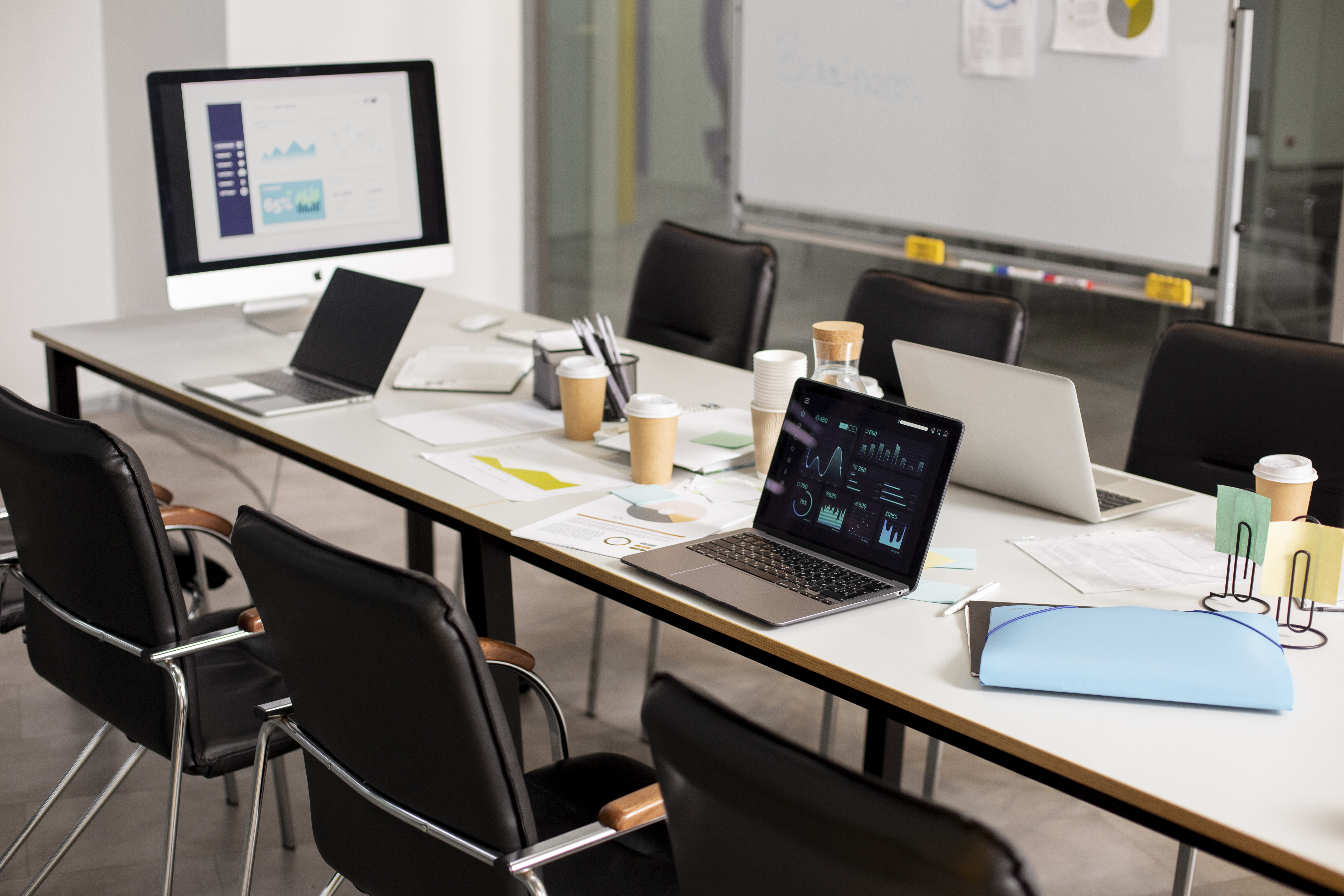 Samarbetsyta med laptops och dashboards